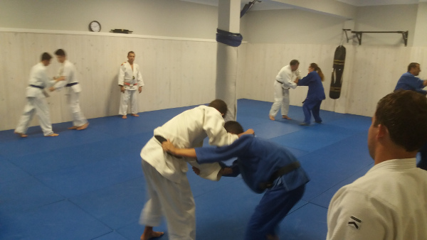 Imagen entrenamiento judo por el sensei Gabriel Sabater en holistic palma, escuela de artes marciales