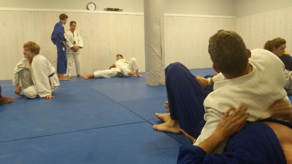 Imagen entrenamiento judo por el sensei Gabriel Sabater en holistic palma, escuela de artes marciales